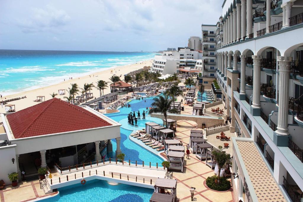 Best Resorts in Cancun for Couples: Love and Luxury